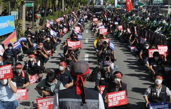 30일 오후 충북 청주시 흥덕구 SPC삼립 청주공장 앞에서 민주노총 공공운수노조가 결의대회를 열고 있다. 이날 집회에는 경찰 추산 1000여명이 참석했다. [뉴스1]