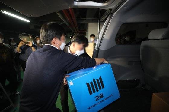 9월 29일 검찰이 화천대유자산관리 사무실에서 압수수색을 마치고 돌아가는 중이다. 연합뉴스