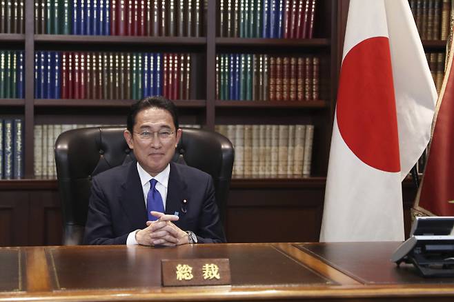 기시다 후미오 신임 자민당 총재가 지난 29일 당선이 확정된 직후 총재실에서 사진 촬영을 위해 포즈를 취하고 있다. 도쿄 | AP연합뉴스