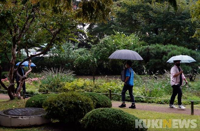 전국에 가을비가 내린 29일 서울 여의도 국회에서 시민들이 우산을 쓰고 발걸음을 재촉하고 있다.   박효상 기자