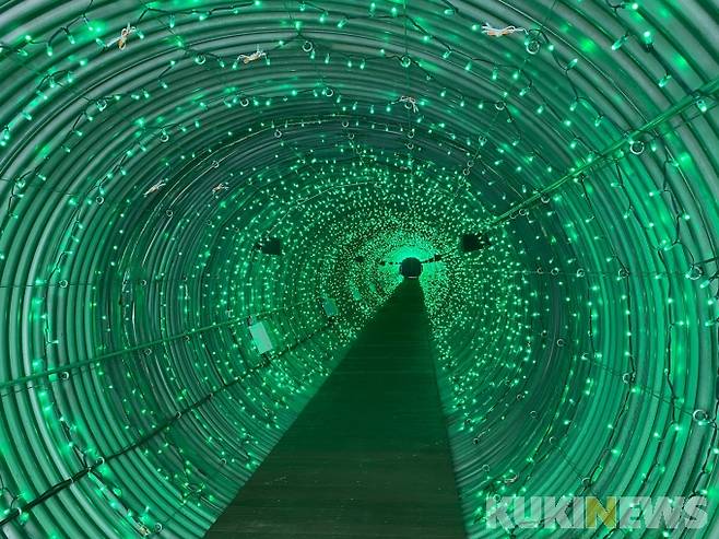 Y-Square 건물 밖 자리한 60m 길이의 형형색색 별빛 내리는 터널.