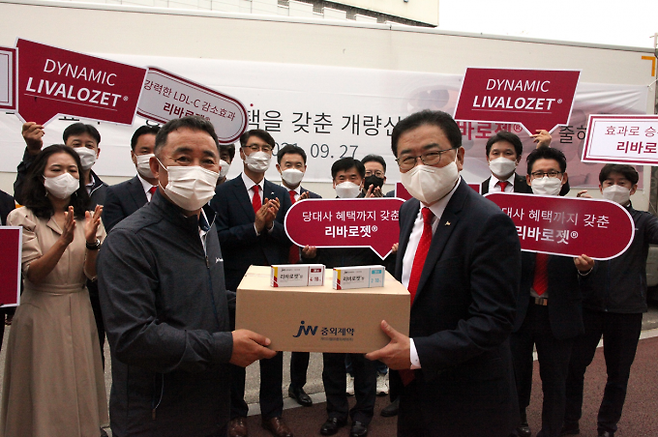 ▲사진=JW중외제약은 국내 최초로 이상지질혈증을 치료하는 두 가지 성분인 피타바스타틴과 에제티미브를 결합한 개량신약 ‘리바로젯’을 출시하고 본격적인 마케팅 활동에 나섰다. 지난 27일 JW중외제약 임직원들이 JW당진생산단지에서 ‘리바로젯 첫 출하식’을 열고 기념촬영을 하고 있다. JW중외제약