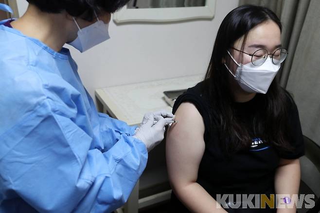 서울 관악구의 한 병원에서 시민들이 백신을 접종받고 있다. 사진공동취재단