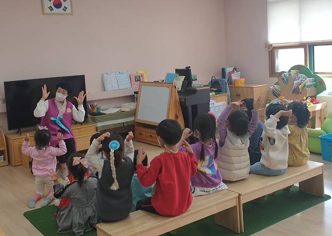 이야기할머니가 어린이들에게 옛날이야기를 들려주고 있다. (한국국학진흥원 제공) 202109.30