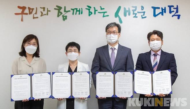 왼쪽부터 임향이 대덕구다문화가족지원센터장, 박정현 대덕구청장, 이종진 한국수자원공사 글로벌사업본부장, 김승균 대전대덕우체국장.