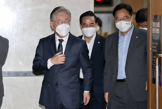 더불어민주당 대선 주자인 이재명 경기도지사와 박홍근, 우원식 의원이 이달 29일 오전 서울 영등포구 중앙보훈회관에서 열린 개발이익 환수제도의 문제와 개선방안에 대한 긴급토론회에 참석하고 있다. / 사진제공=뉴시스