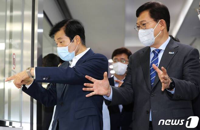 (인천=뉴스1) 정진욱 기자 = 26일 오전 인천시 연수구 송도 삼성바이오로직스 회의실에서 더불어민주당 현장 최고위원회의가 열린 가운데, 송영길 대표가 삼성바이오로직스 공장 시설을 둘러보고 있다.2021.5.26/뉴스1