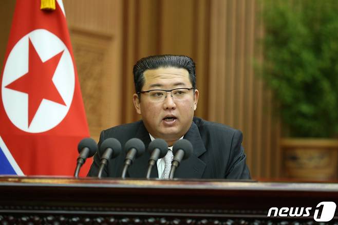 (평양 노동신문=뉴스1) = 김정은 북한 노동당 총비서가 29일 열린 최고인민회의 제14기 제5차 2일 회의에서 시정연설을 했다고 당 기관지 노동신문이 30일 보도했다. 김 총비서는 시정연설에서 금속, 화학공업과 건설 부문, 대외 경제 사업 등 여러 사안을 망라해 과업을 제시했다. 특히 대남 및 대미 메시지도 비중 있게 제시됐다.   [국내에서만 사용가능. 재배포 금지. DB 금지. For Use Only in the Republic of Korea. Redistribution Prohibited]  rodongphoto@news1.kr