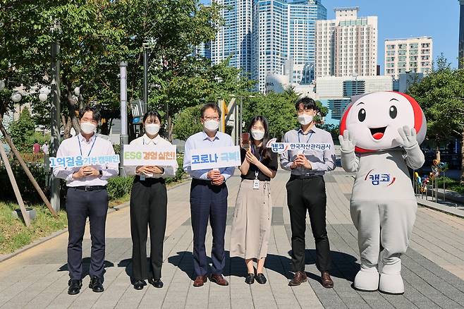 캠코 신흥식 부사장(왼쪽 세번째)과 직원들이 ‘임직원 1억 걸음 기부 캠페인’에 참여하고 있다./사진=캠코