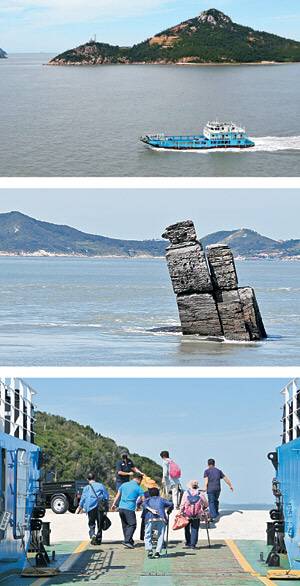 위 사진은 ‘섬사랑 13호’가 항해하는 모습. 배 뒤쪽으로 보이는 섬이 진도군 가사군도의 중심인 가사도다. 가운데는 눌옥도 앞바다에 머리를 내밀고 있는 여. 모난 바위가 마치 인공구조물처럼 보인다. 아래 사진은 눌옥도에서 할머니들이 짐을 받아든 선원과 발전소 직원의 도움으로 배에서 내리는 모습.