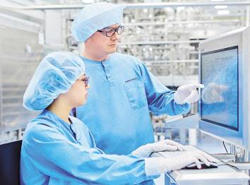 삼성바이오로직스 전경(위쪽 사진). 삼성바이오로직스 연구원들이 시스템 점검을 하고있다.