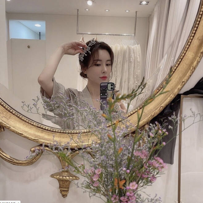 Musical actor Jung Sun-ah has revealed his current situation ahead of the wedding.Jung Sun-ah posted a picture on September 30 with his article Brides on his instagram.Jung Sun-ah in the public photo poses with a camera in front of the wedding dress shop mirror.Jung Sun-ah, who wore a colorful headdress, boasted a watery beauty ahead of the wedding with a distinct features.The reaction of the colleagues who saw the post was also hot. The musical actor Kim So-hyang commented cutely, Yes, it is beautiful. Kim Ji-woo said, Aaaa is pretty.I think hes crazy. Kim Ho-young left an emoticon with heart-shaped eyes, and Kim Song praised her beauty as Goddess. On the 27th, Jung Sun-ahs agency, CJS Entertainment, said, Jung Sun-ah will marry on October 10th.We will hold a ceremony with our close acquaintances to meet the governments Corona guidelines, he said.Jung Sun-ah tried to marry a 1-year-old businessman in March last year, but in the aftermath of COVID-19, he promised his family and life on behalf of the wedding.