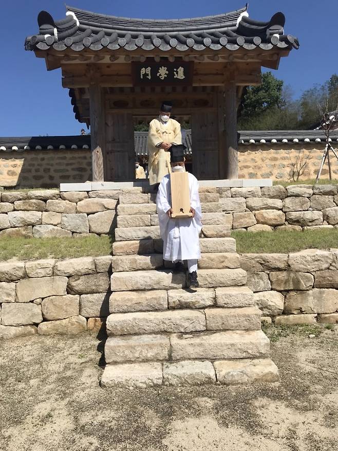 진성이씨 상계종택 운영위원회 및 문중 관계자들이 호계서원 사당인 '존도사(尊道祠)'에서 고유제를 지낸 후 퇴계선생 위패를 사당 밖으로 모셔 나가고 있다. (사진=독자 제공) *재판매 및 DB 금지