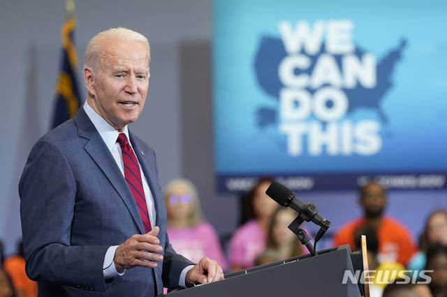 [롤리=AP/뉴시스]조 바이든 미국 대통령이 지난 6월24일(현지시간) 미 노스캐롤라이나주 롤리의 그린로드 주민센터에서 코로나19 백신 접종의 중요성을 강조하고 있다. 2021.09.30