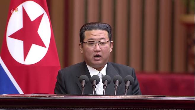 [서울=뉴시스] 김정은 북한 노동당 총비서 겸 국무위원장이 지난 29일 평양 만수대의사당에서 열린 북한 최고인민회의 제14기 제5차 회의 2일 회의에서 시정연설을 했다고 조선중앙TV가 30일 보도했다. (사진=조선중앙TV 캡처) 2021.09.30. photo@newsis.com *재판매 및 DB 금지