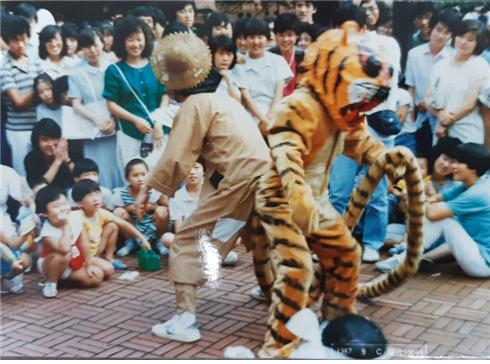 ▲1987년 놀이패 탈의 창작탈춤 ‘꼬리뽑힌 호랑이’ 서울 대학로 공연 ⓒ최재우