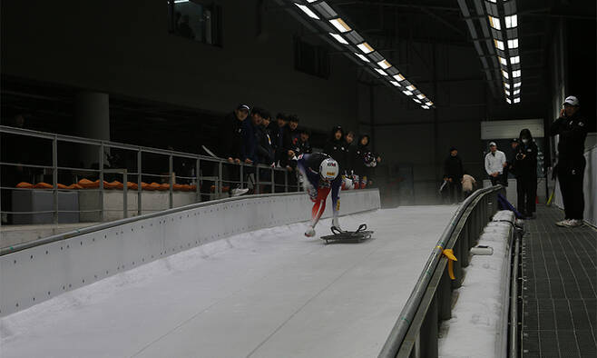 한국 스켈레톤 대표팀 선수들이 지난 28일 강원도 평창슬라이딩센터에서 아이스스타트 훈련을 하고 있다. 대한봅슬레이스켈레톤경기연맹 제공
