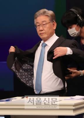 더불어민주당 이재명 대선경선후보가 30일 서울 중구 TV조선 방송토론회에 앞서 방송 준비를 하고 있다.2021. 9. 30 김명국 선임기자 daunso@seoul.co.kr