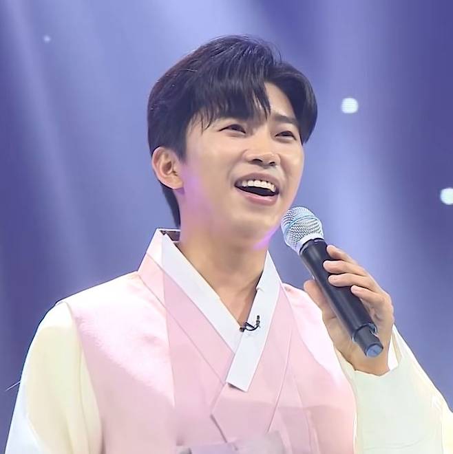 '한복도 으뜸' 임영웅 '한복이 가장 잘 어울리는 트롯아티스트' 1위