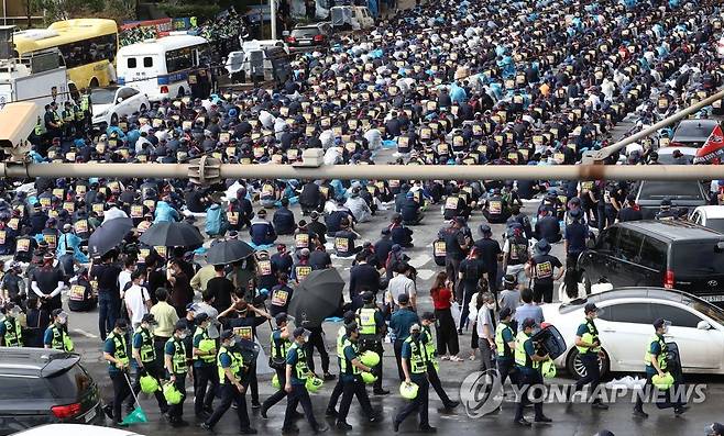 '직접 고용 요구' 대규모 집회 (당진=연합뉴스) 김준범 기자 = 사진은 지난달 25일 오후 충남 당진시 송악읍 현대제철 당진제철소에서 전국 금속노동조합 현대제철 비정규직지회 등 1천400여 명의 노조원들이 현대제철의 직접고용을 요구하는 집회를 하고 있는 모습. [연합뉴스 자료사진]