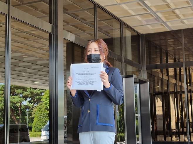 서울중앙지검에 고소장 제출하는 조성은 씨     (서울=연합뉴스) 김주환 기자 = 30일 오후 서울중앙지검에 국민의힘 권성동, 김기현, 윤한홍, 이영, 장제원, 최형두 의원을 공직선거법 위반 등의 혐의로 고소한 조성은 씨가 고발장을 들어 보이고 있다. 2021.9.30. jujuk@yna.co.kr