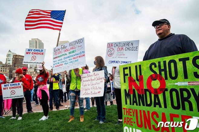 미국 매사추세츠주 보스턴에서 시위대가 독감 백신 접종 반대 시위를 벌이고 있다. © AFP=뉴스1 © News1 정윤영 기자