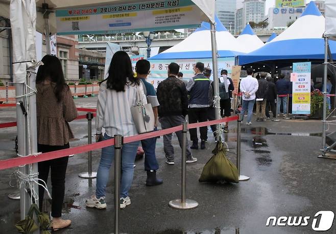 30일 오전 서울 중구 서울역 광장에 마련된 신종 코로나바이러스 감염증(코로나19) 임시선별검사소에서 시민들이 검사를 받고 있다. 2021.9.30/뉴스1 © News1 노선웅 기자