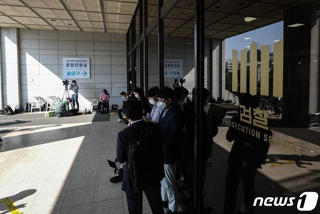 '대장동 개발사업 특혜' 의혹의 핵심 인물인 유동규 전 성남도시개발공사 기획본부장이 한 병원 응급실에서 체포됐다. 유 전 본부장은 이날 검찰 조사를 받을 예정이었으나 병원 진료를 받는다며 출석을 미룬 것으로 전해졌다. 사진은 이날 서울중앙지검 앞 유 전 본부장 출석을 앞두고 설치된 포토라인 모습. 2021.10.1/뉴스1 © News1 성동훈 기자