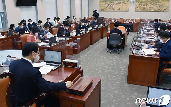 조해진 신임 국회 교육위원회 위원장이 지난 14일 서울 여의도 국회에서 열린 전체회의에서 의사봉을 두드리고 있다. 2021.9.14/뉴스1 © News1 오대일 기자