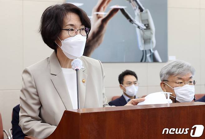 임혜숙 과학기술정보통신부장관이 14일 오전 국회에서 열린 과학기술정보방송통신위원회 전체회의에서 안건 처리 후 인사말을 하고 있다. 2021.9.14/뉴스1 © News1 이동해 기자