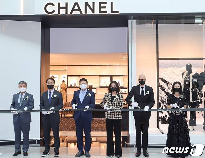 1일 인천공항 제1여객터미널 면세지역에서 열린 ‘인천공항 제1여객터미널 샤넬 매장 오픈행사’에서 김경욱 인천국제공항공사 사장(왼쪽 세 번째) 및 관계자들이 테이프 커팅을 하고 있다. (인천국제공항공사 제공) 2021.10.1/뉴스1