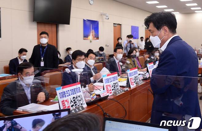 더불어민주당 조승래 간사가 1일 오전 서울 여의도 국회에서 열린 2021년도 과학기술정보방송통신위원회 국정감사에서 국민의힘 의원들이 회의장에 '이재명 판교 대장동게이트 특검 수용하라'고 적힌 피켓을 들고 입장한 것에 대해 항의한 뒤 회의장을 나서고 있다. 이로 인해 과방위 국감은 개의 전 일시적 파행됐다. 2021.10.1/뉴스1 © News1 구윤성 기자