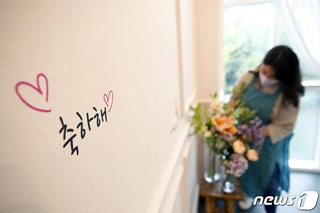 신종 코로나바이러스 감염증(코로나19) 사회적 거리두기 단계(수도권 4단계, 비수도권 3단계)가 오는 4일부터 17일까지 2주간 연장된다. 2021.10.1/뉴스1 © News1 이승배 기자