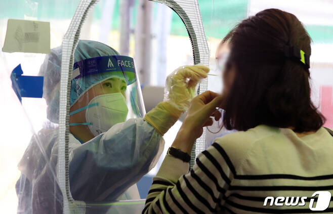 대전 서구 관저보건지소에 마련된 코로나19 임시선별검사소에서 한 여성이 검사를 받고 있다. ©News1 김기태 기자