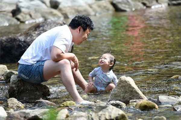 경기도 청정계곡 감성인증 사진 공모전 대상 '아빠와 아가'