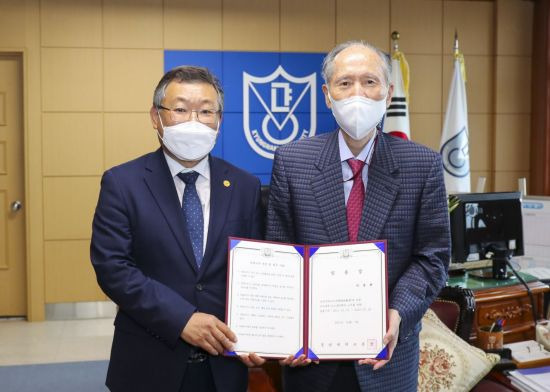 경남대학교 박재규 총장(오른쪽)이 한국재료연구원 이정환 원장에게 석좌교수 위촉장을 전달하고 있다.[이미지출처=경남대학교]