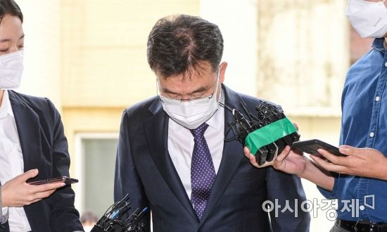 경기도 성남시 대장동 개발 과정에서 특혜를 받았다는 의혹이 제기된 화천대유의 최대주주 김만배 씨가 조사를 받기 위해 27일 서울 용산경찰서에 출석하고 있다./강진형 기자aymsdream@