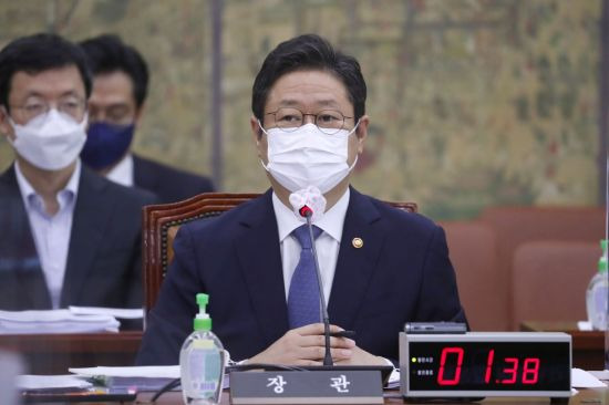 황희 문화체육관광부 장관이 1일 서울 여의도 국회에서 열린 문화체육관광위원회의 문화체육관광부에 대한 국정감사에서 답변하고 있다. [이미지출처=연합뉴스]