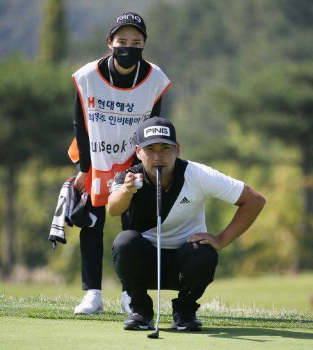 이준석이 현대해상 최경주인비테이셔널 둘째날 16번홀에서 퍼팅 라인을 살피고 있다. 사진제공=KPGA