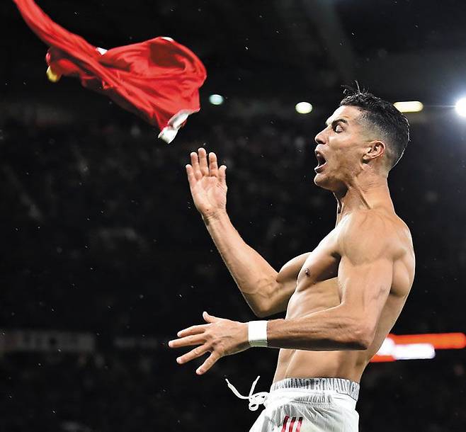 크리스티아누 호날두(맨체스터 유나이티드)가 30일 비야레알과 벌인 챔피언스리그 F조 2차전에서 후반 추가 시간 극적인 결승골을 넣은 후 유니폼을 벗어 던지며 환호하고 있다. /EPA 연합뉴스