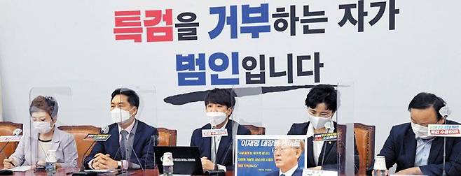 이준석“변학도 이재명, 특검이 유일한 길” - 국민의힘 이준석 대표가 30일 국회에서 열린‘판교 대장동 게이트 특검법 수용 촉구’기자회견에서 발언을 하고 있다. 이 대표는“수많은 의혹을 국민이 가볍게 넘기지 않을 것”이라며“‘변학도’이재명 후보는 특검받는 것만이 유일한 길”이라고 했다. 백드롭(배경 현수막)엔“특검을 거부하는 자가 범인입니다”라고 적혀있다. /이덕훈 기자