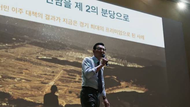 영화 '아수라'에서 악덕 안남시장 박성배(황정민)가 지역 개발 사업 설명회를 열고 있다. /영화 아수라