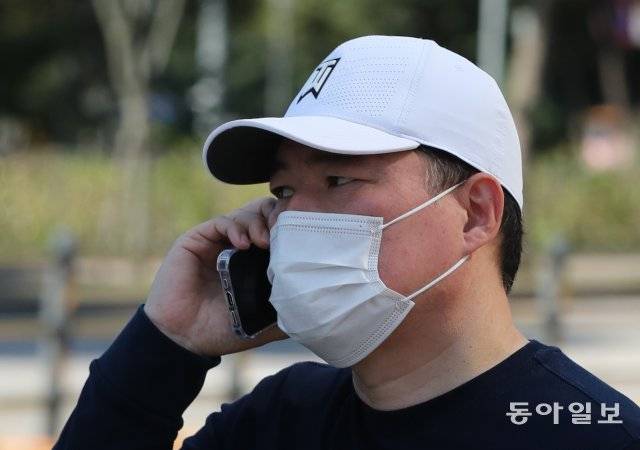 유동규 전 본부장이 자신의 오피스텔에서 나와 택시를 기다리면서 어디론가 전화하고 있다. 용인=홍진환 기자 jean@donga.com