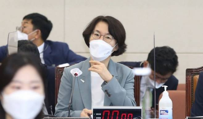 임혜숙 과학기술정보통신부 장관이 1일 오전 서울 여의도 국회에서 열린 과학기술정보방송통신위원회 과학기술정보통신부·우정사업본부·국립전파연구원 등에 대한 국정감사에 출석하고 있다. 연합뉴스 제공