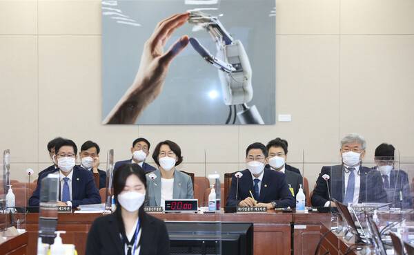 임혜숙 과학기술정보통신부 장관이 1일 오전 서울 여의도 국회에서 열린 과학기술정보방송통신위원회 과학기술정보통신부·우정사업본부·국립전파연구원 등에 대한 국정감사에 출석하고 있다. 연합뉴스 제공