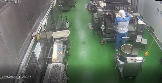 한 직원이 던킨도너츠 안양공장에서 펜형 카메라로 촬영하고 있다. SPC그룹 비알코리아 제공