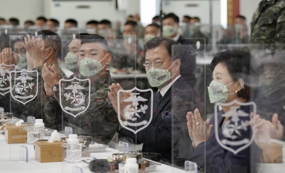 [포항=뉴시스] 김진아 기자 = 문재인 대통령과 김정숙 여사가 국군의 날인 1일 오후 경북 포항 해병대1사단 부대를 방문해 장병들을 격려하고 있다. 2021.10.01. bluesoda@newsis.com <저작권자ⓒ 공감언론 뉴시스통신사. 무단전재-재배포 금지.> /사진=뉴시스화상