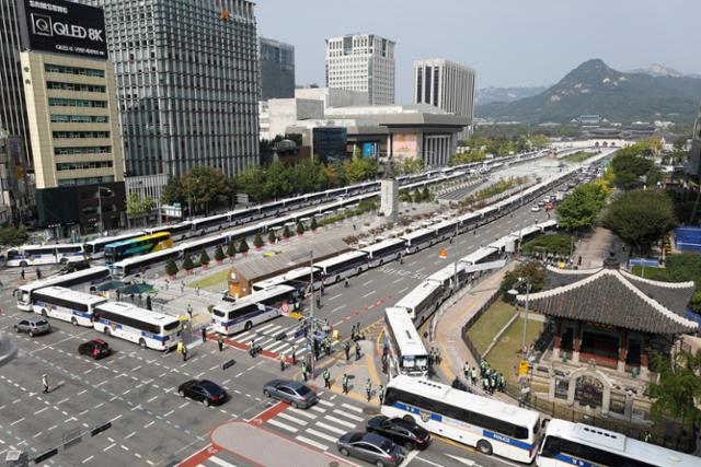 지난해 개천절인 10월 3일 서울 광화문광장 일대가 봉쇄돼 있다. 뉴시스