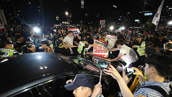 [사진 제공: 연합뉴스] 김기춘 석방 저지하는 시민들