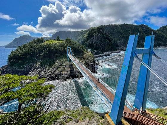 울릉도는 독도 가기 위해 들르는 섬이 아니다. 여유롭게 여행하면 즐길거리가 무궁무진한 보물섬이다. 사진은 요즘 필수 코스로 꼽히는 관음도에서 촬영했다. 현수교 건너면 쪽빛 바다와 울릉도의 웅장한 산세가 한눈에 담긴다. 최승표 기자